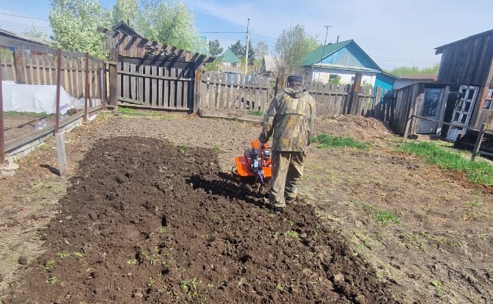 Семьям участников СВО помогают в Белогорске со вспашкой огородов