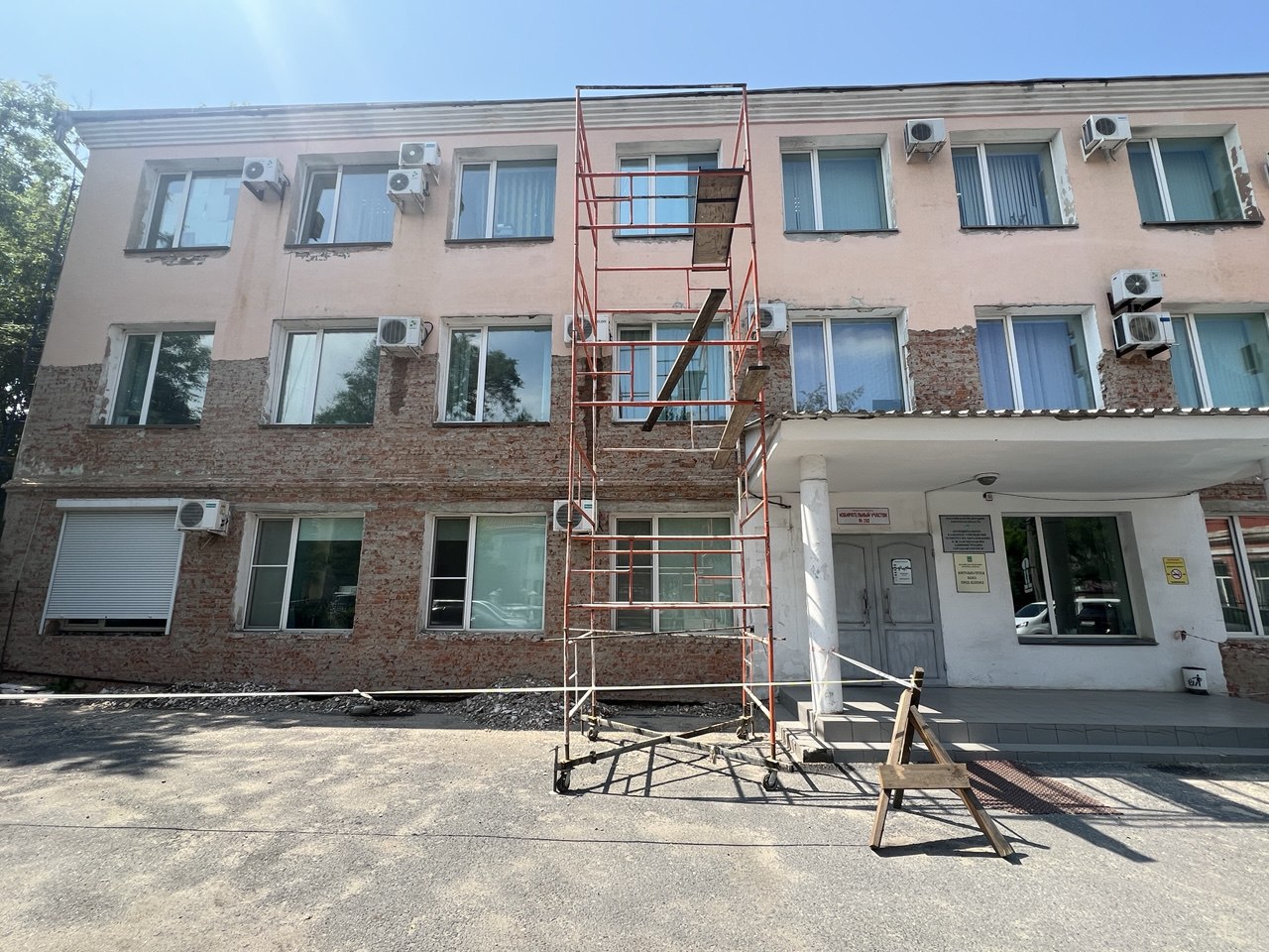 Фасад здания Дома учителя в Белогорске преображается