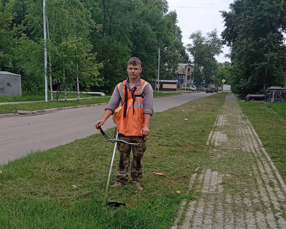 Более 174,5 тысяч квадратных метров городских газонов выкосили в Белогорске