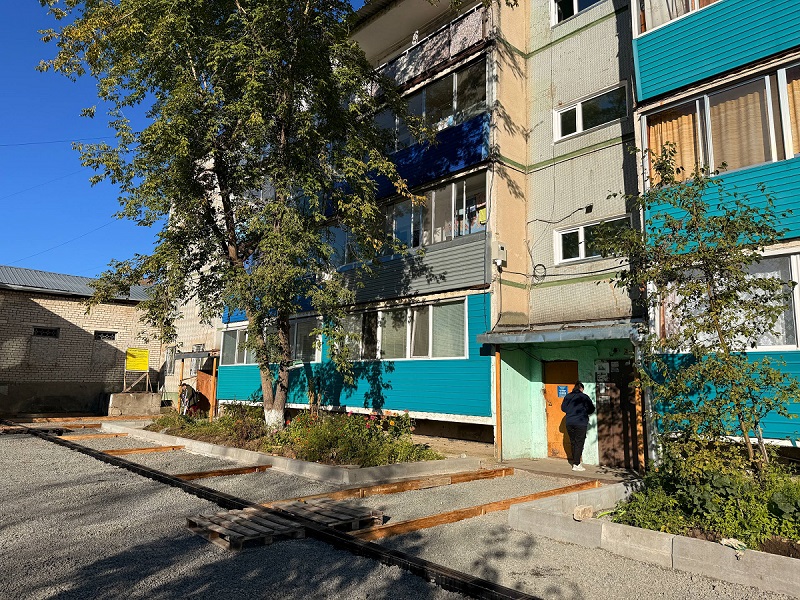 Двор по ул. 50 лет Комсомола, 106 благоустраивают