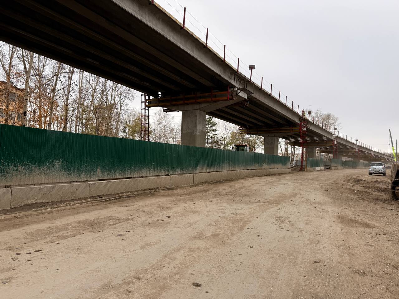 Свайное основание строящегося путепровода по ул. Базарная в Белогорске готово на 80%  