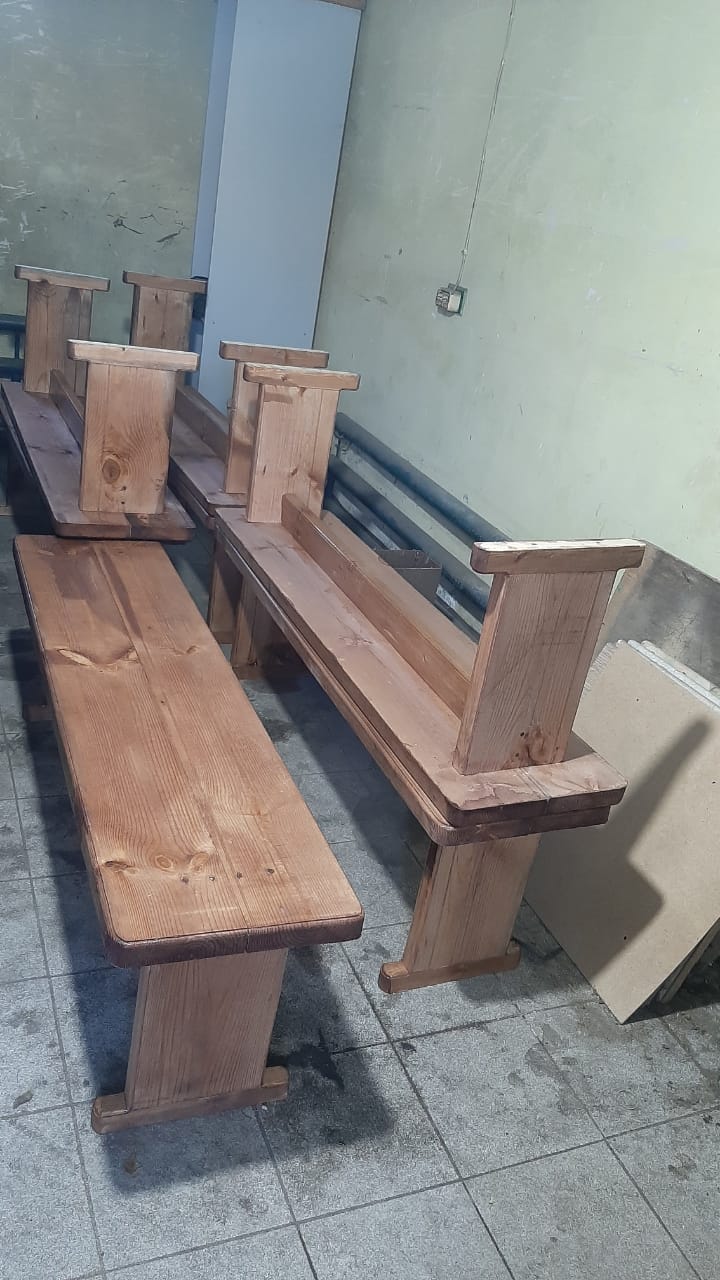 Прихожане и общественники подарили больнице 14 скамеек