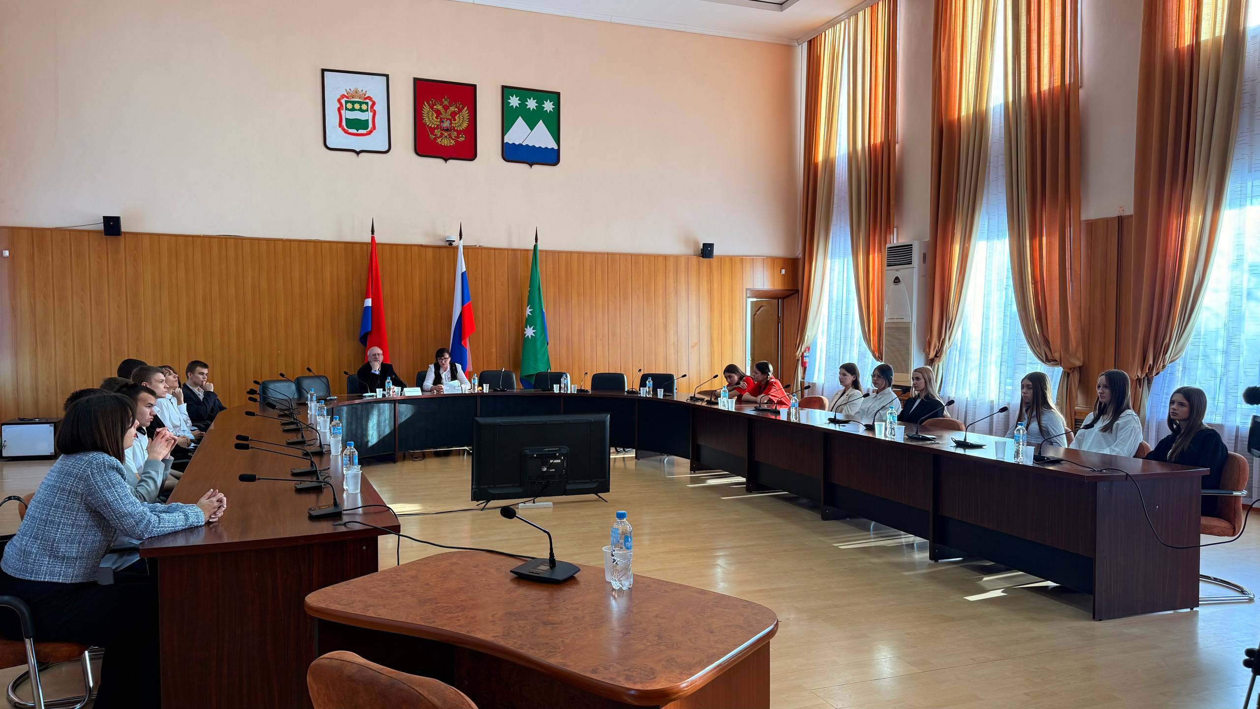 В администрации Белогорска прошел день открытых дверей в рамках проведения элективного курса по местному самоуправлению. 