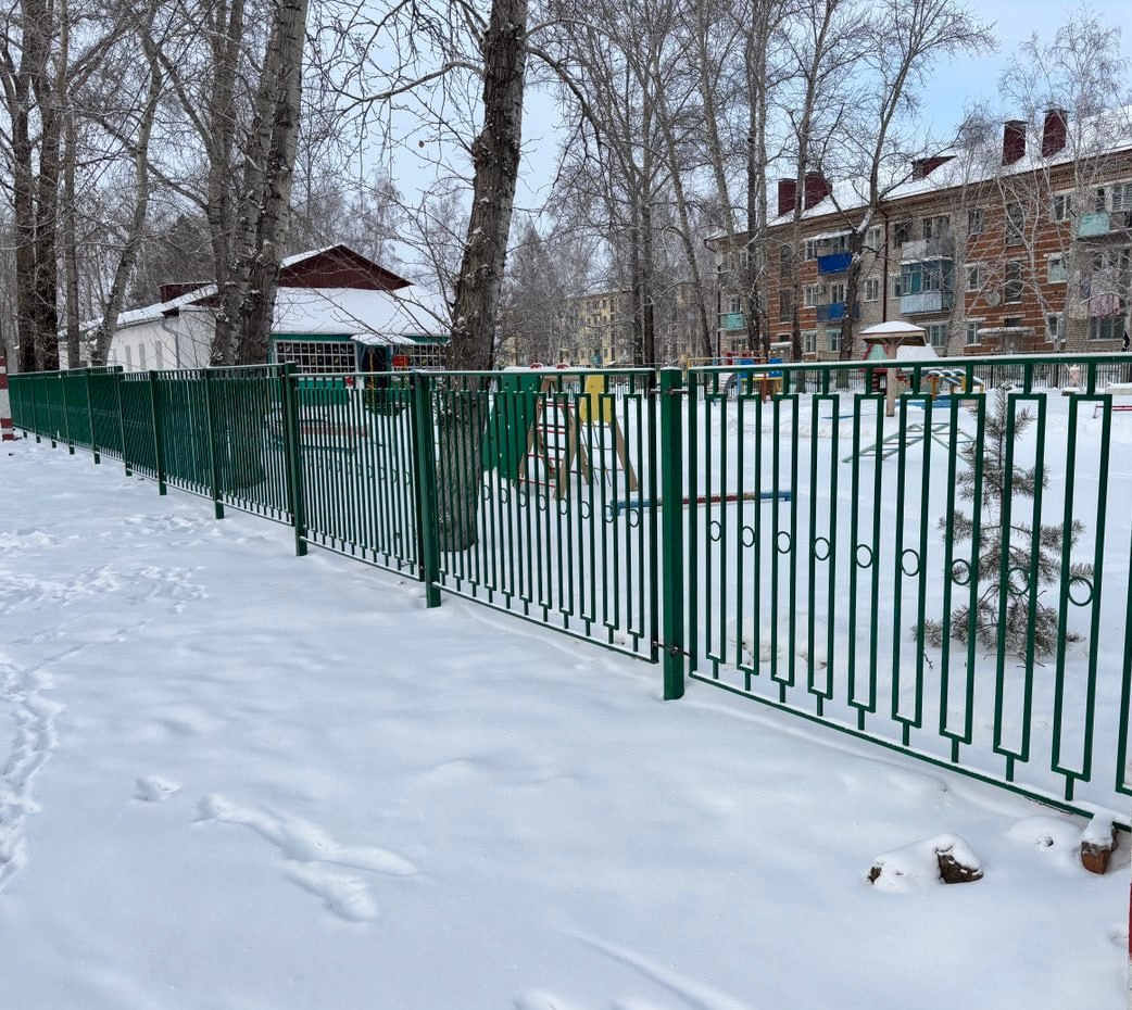 Белогорск помог обновить ограждение и подарил новое игровое оборудование детскому саду в «Автобате» 